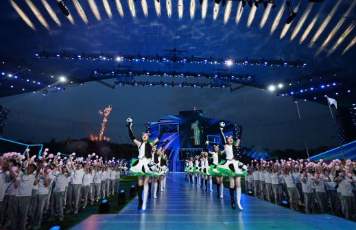8月8日，演员在闭幕式上表演