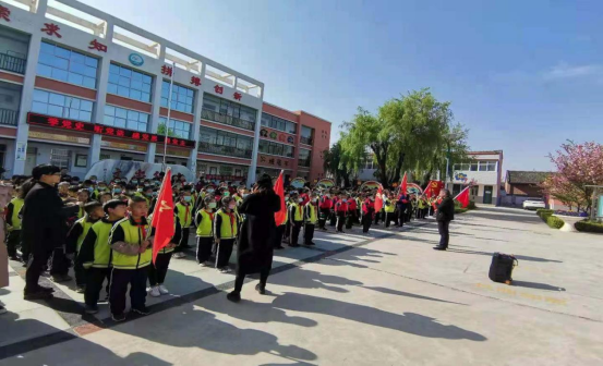南寨镇中心小学师生远足活动