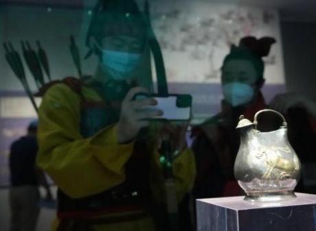 “大唐遗宝——何家村窖藏出土文物展”上拍摄鎏金舞马衔杯纹银壶