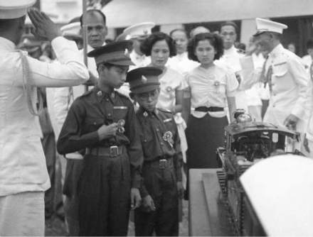 1938年，普密蓬和阿南塔在曼谷莎兰隆公园一起观看火车模型