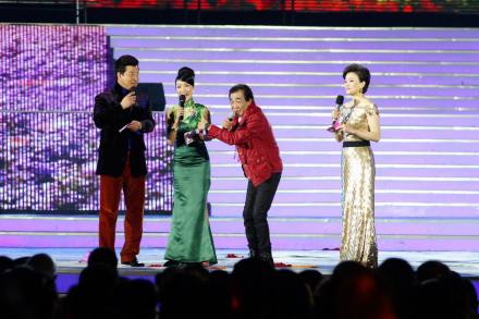 第25届世客会杨澜、钟雯、毕铭鑫在主持现场
