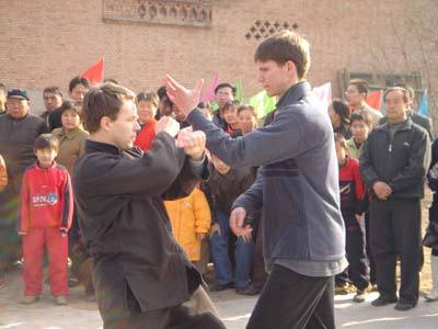 杨凡生的俄国徒弟在演示形意拳 