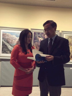 黎阳向中国常驻联合国副代表王民大使介绍《激情人生》