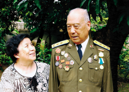 武长友（右）