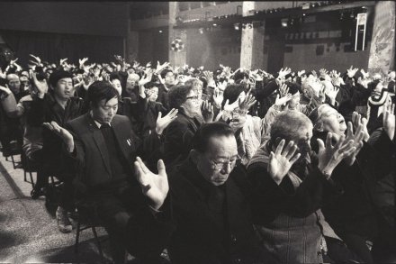 北京一场气功宣讲会上，人们集体做功