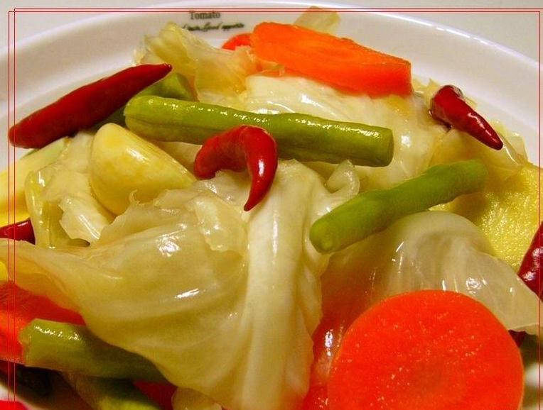 四川泡菜的腌制.