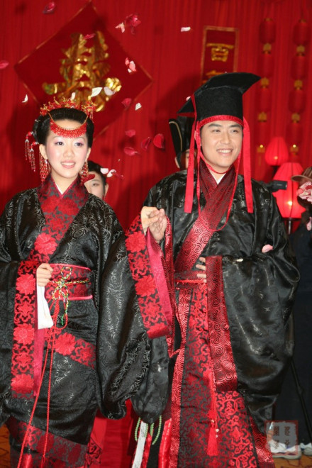 身着周制礼服的新人，新郎所戴即爵弁
