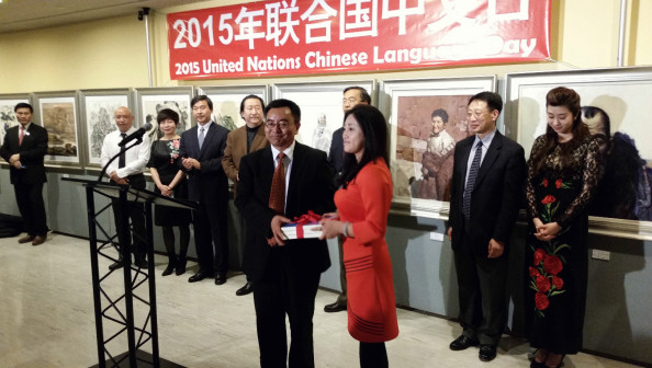 黎阳向中国常驻联合国副代表王民大使介绍《激情人生