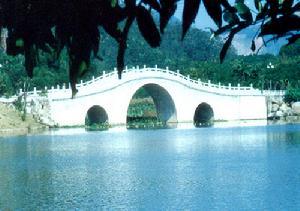 东湖公园人工湖拱桥