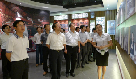 高邮市四套班子领导参观吴登云事迹展览馆