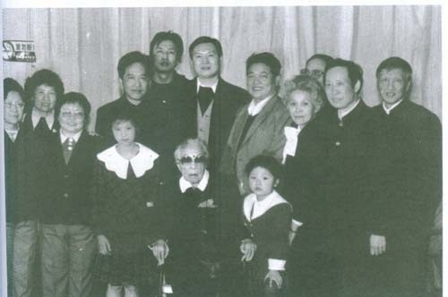1990年5月，蔡畅90大寿与亲属及家乡人员合影