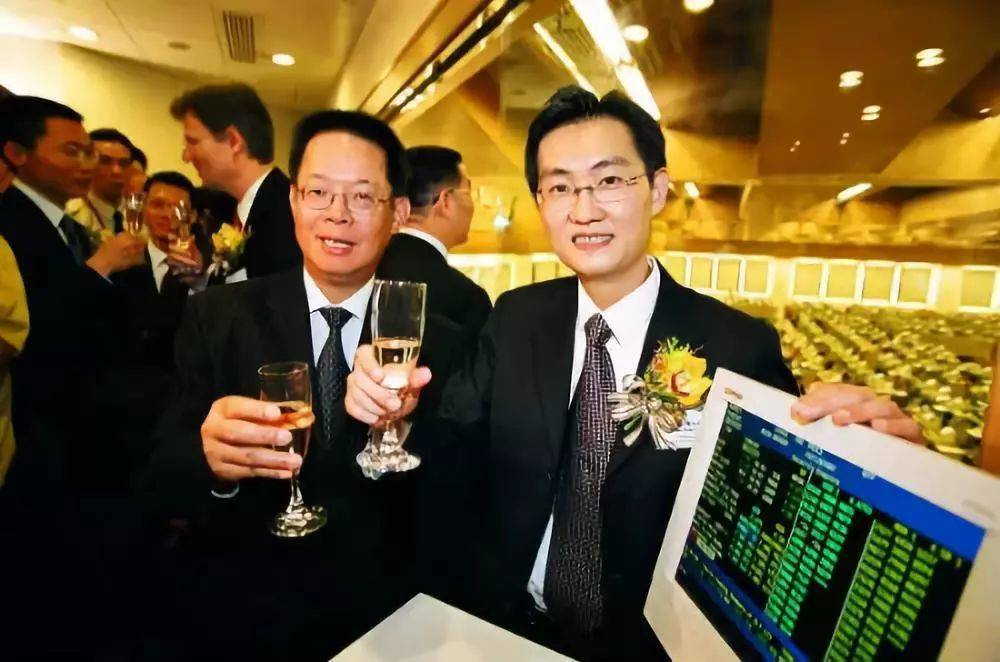 2004年6月16日，马化腾（右）庆祝腾讯香港上市