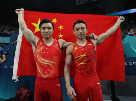 中国选手刘洋（左）、邹敬园在赛后庆祝