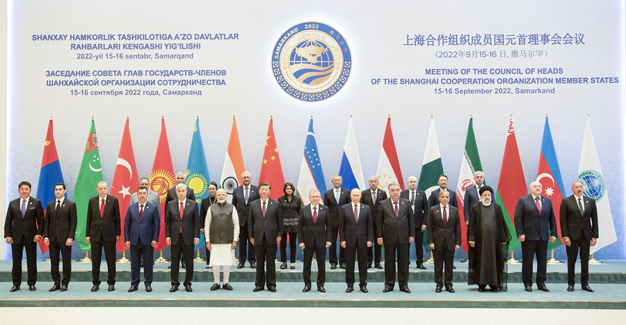 9月16日，撒马尔罕第二十二次成员国元首理事会，会前集体合影