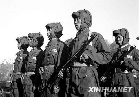 1951年10月1日，中国人民解放军坦克部队在长安
