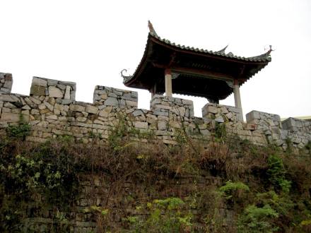 戊土代表阳土，通常指含有火性的硬土