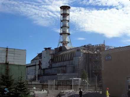 发生爆炸的四号反应堆及覆盖在上面的石棺