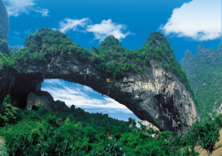 桂林市平乐县青龙乡郡塘村月亮山
