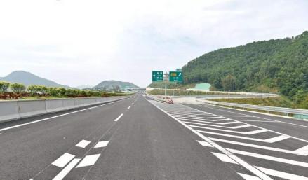 汕湛高速公路路面