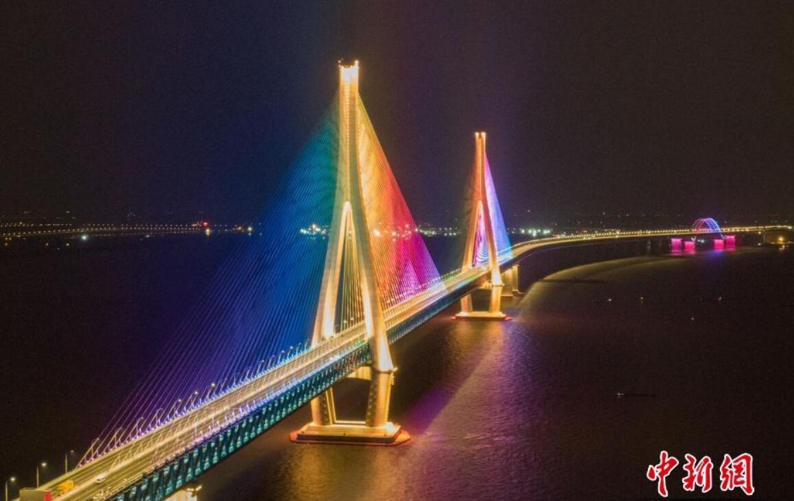 沪苏通长江公铁大桥夜景（中新社 泱波 摄） 