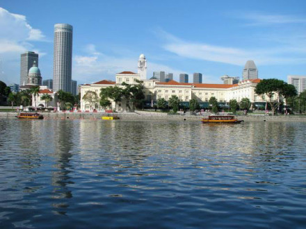 皇后坊大厦就在新加坡河对岸