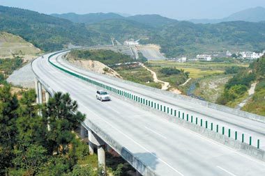 汕梅高速公路开通初期道路环境