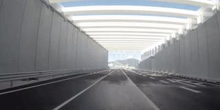 大巴进出港珠澳大桥海底隧道