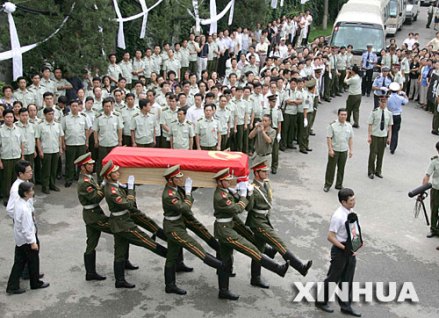 仪仗兵抬着华益慰的灵柩