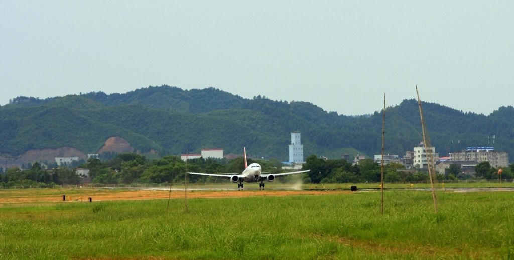 客机从机场起飞