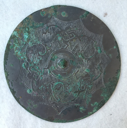 战国11连弧三龙镜，直径15.7cm，重240g；