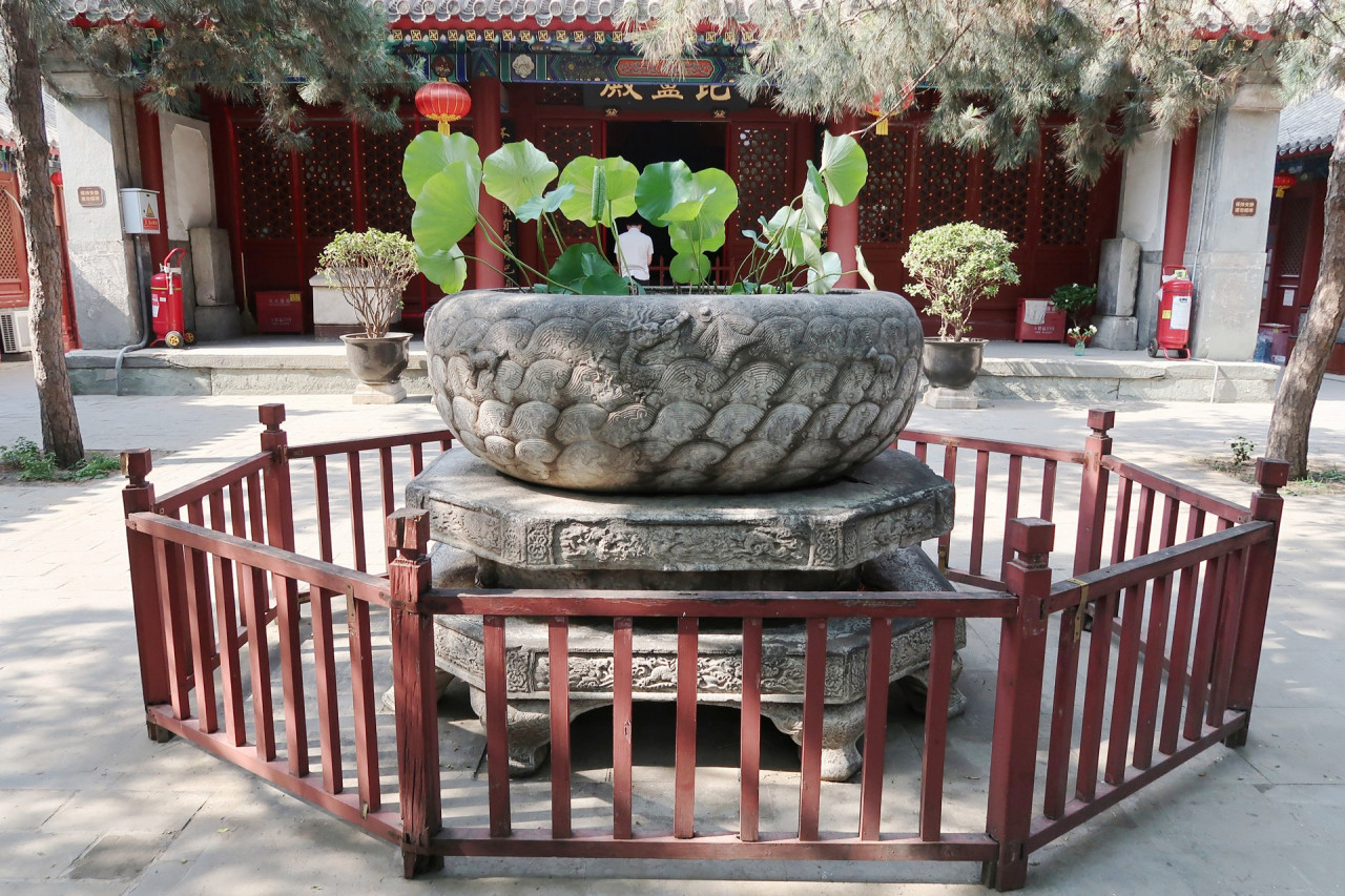 法源寺  大石钵 