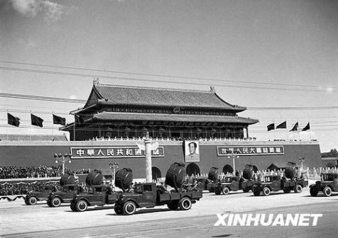 1951年10月1日，中国人民解放军防空部队通过天