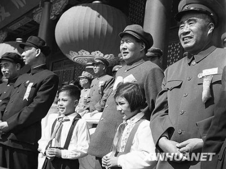 1951年10月1日，毛泽东与朱德