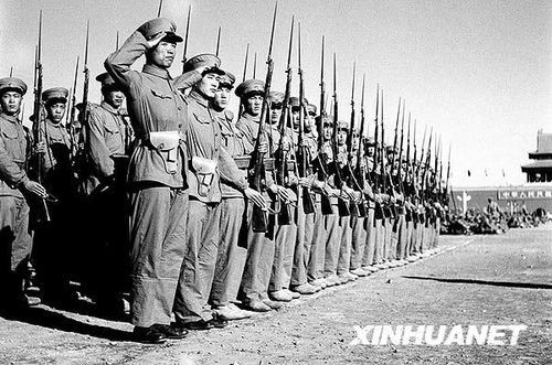 1951年10月1日，中国人民解放军步兵学校的学员