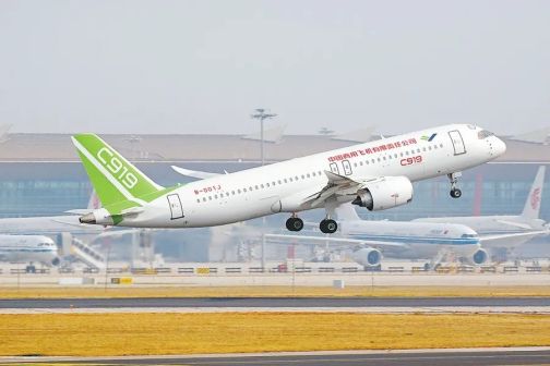 中国大飞机C919飞上天空