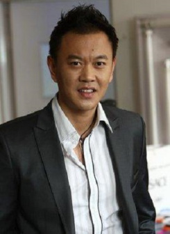 《裸婚时代》中饰演黄有为