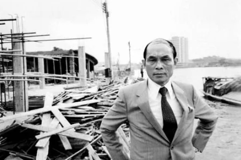 霍英东考察白天鹅宾馆建设情况