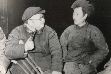 潘光旦与土家族群众拉家常