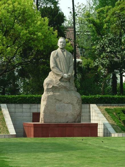 复旦大学校园内颜福庆像
