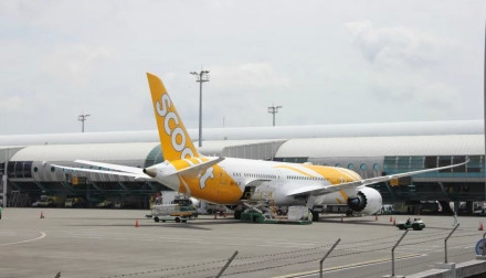 新加坡酷航B787停靠高雄国际机场航站楼