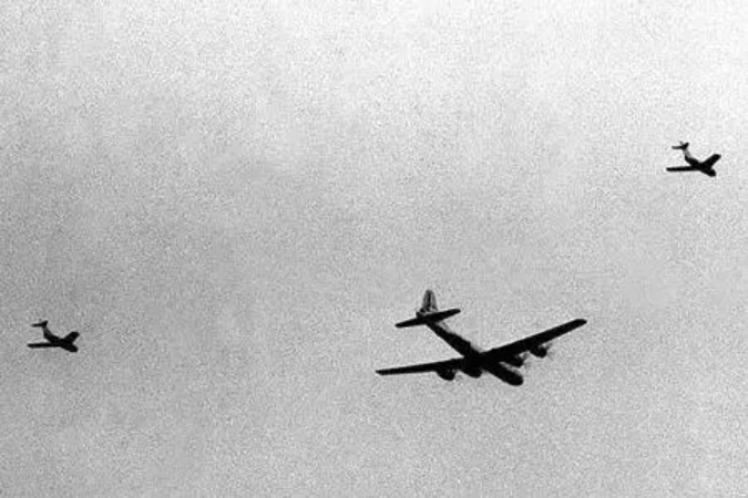 1954年，中国人民解放军空军机群在天安门上空接受检阅 