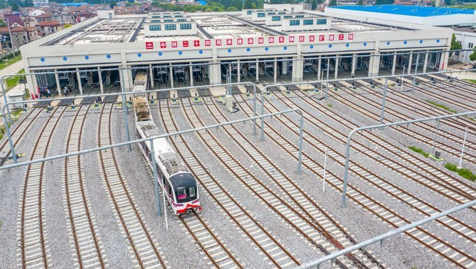 上海地铁6号线列车驶出港城路车辆段 