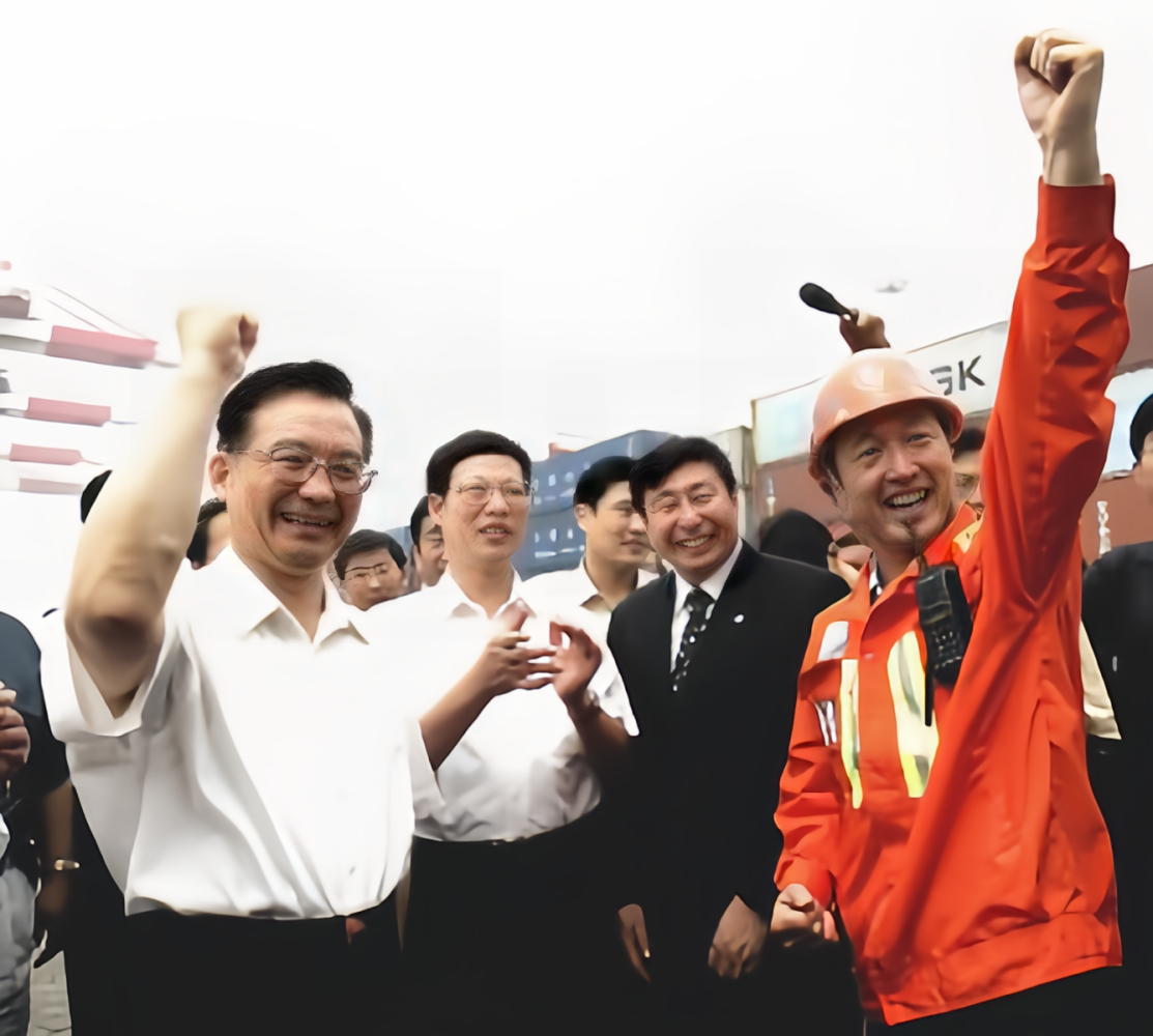 2004年6月，温家宝总理视察青岛港，并看望许振超 
