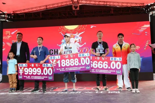 火亮（右二）参加活动