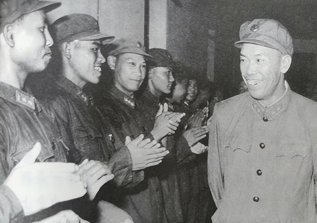 梁兴初（右）和战士们 