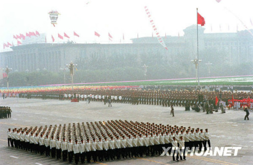 图为1984年10月1日，海军方阵通过天安门广场。