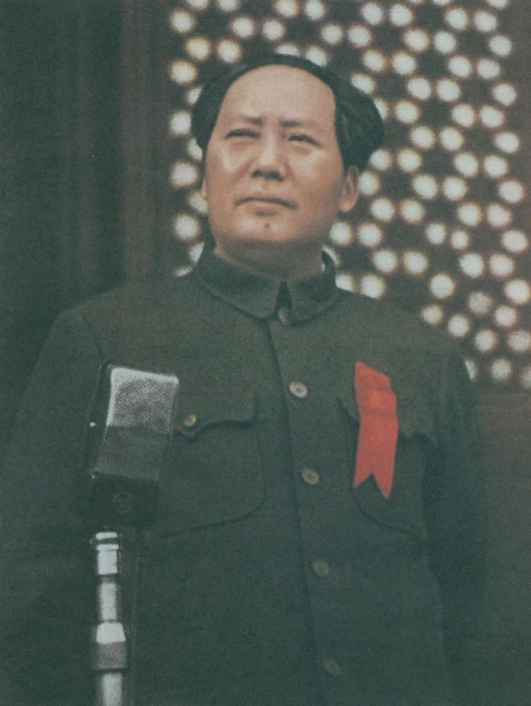 1949年10月1日，毛泽东在天安门城楼上 