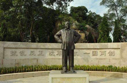 邓小平青铜塑像