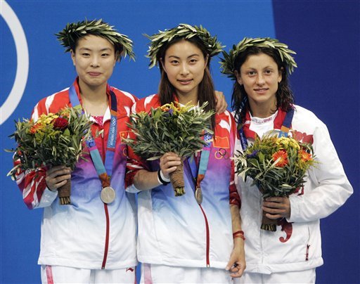 郭晶晶（中间）获得2004雅典奥运会女子单人三米板金牌