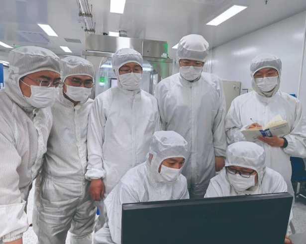 新型化合物半导体材料青年突击队在集中讨论学术问题